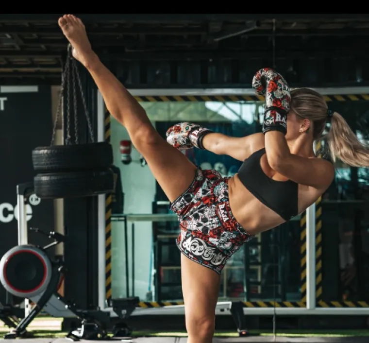 Opasna Mia bavi se jednim od najbrutalnijih sportova: Ljepotom vas hipnotizira, a high kickom &scaron;alje u bolnicu