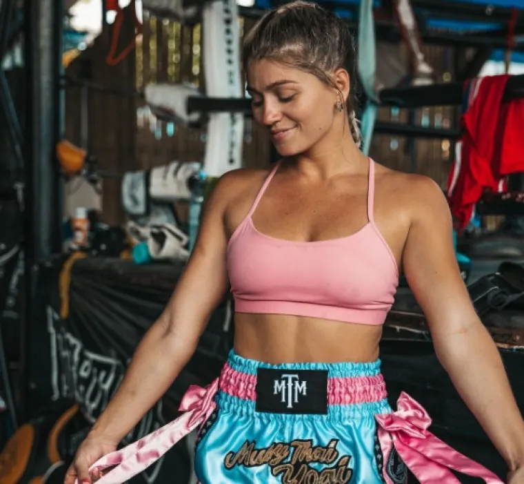 Opasna Mia bavi se jednim od najbrutalnijih sportova: Ljepotom vas hipnotizira, a high kickom &scaron;alje u bolnicu