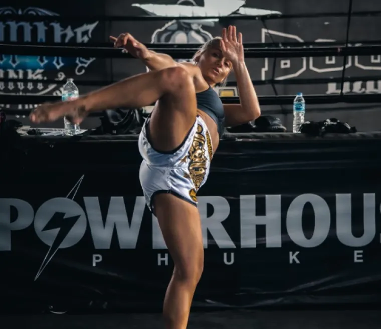 Opasna Mia bavi se jednim od najbrutalnijih sportova: Ljepotom vas hipnotizira, a high kickom &scaron;alje u bolnicu