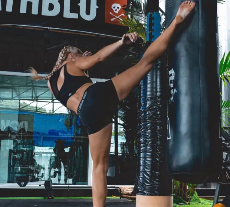 Opasna Mia bavi se jednim od najbrutalnijih sportova: Ljepotom vas hipnotizira, a high kickom &scaron;alje u bolnicu