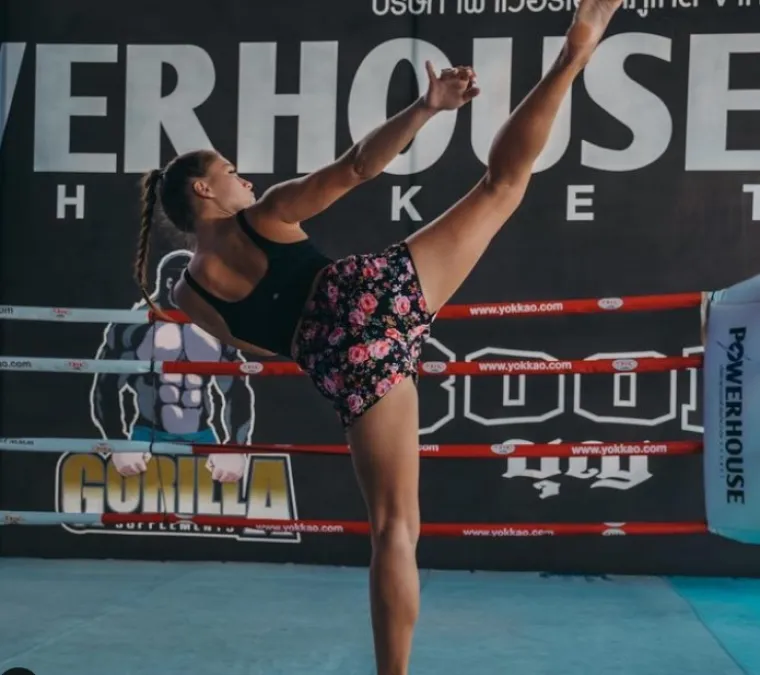 Opasna Mia bavi se jednim od najbrutalnijih sportova: Ljepotom vas hipnotizira, a high kickom &scaron;alje u bolnicu