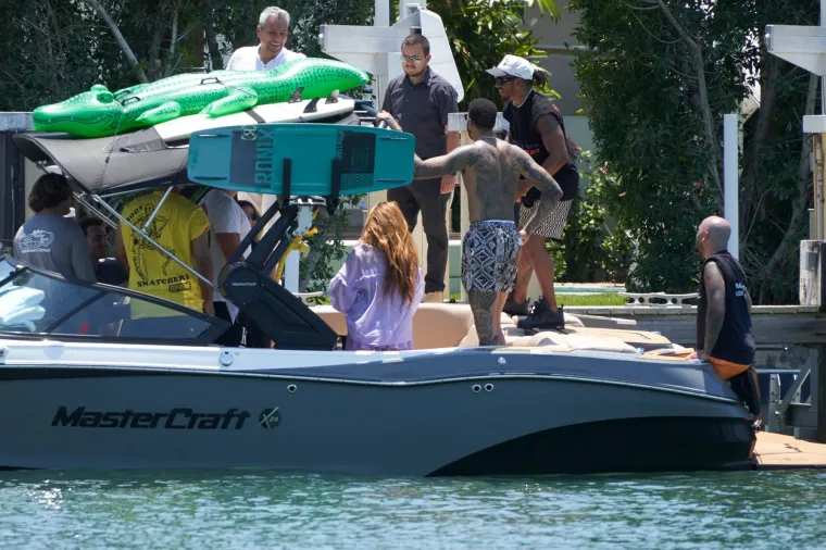 Veselo društvo je Shakiru i njenu prijateljicu pokupilo pored pjevačičine vile u Miami Beachu koja je vrijedna 20 milijuna dolara. Shakira je bila bosonoga te je na sebi imala ljubičastu minisuknju, koja je jedva pokrila njeno međunožje, i topić na rese te je tako pokazala svoje zanosne obline i utegnute noge.