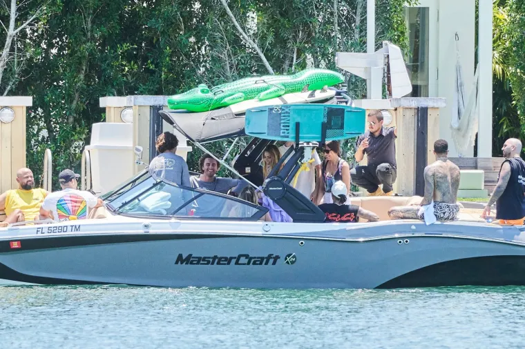 Shakira časa ne časi, viđena je kako se penje na jahtu Lewisa Hamiltona: Pogledajte kako su se zabavili