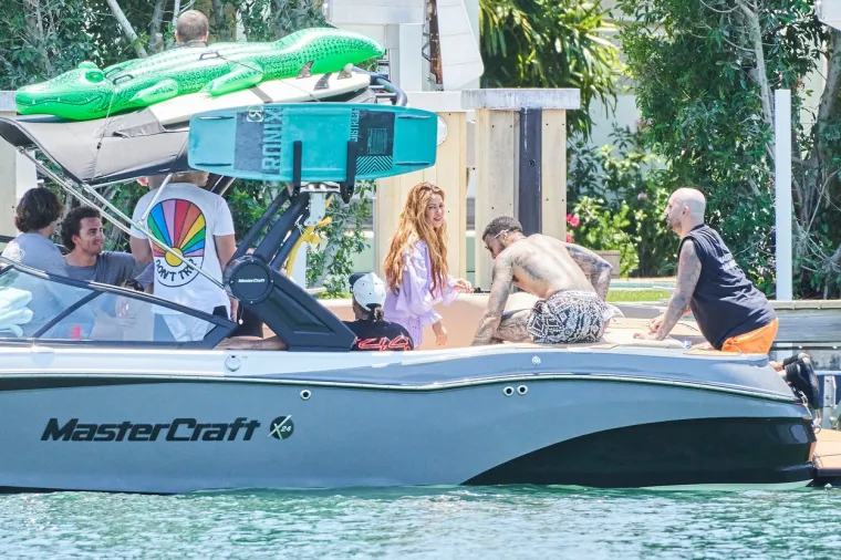 Shakira časa ne časi, viđena je kako se penje na jahtu Lewisa Hamiltona: Pogledajte kako su se zabavili