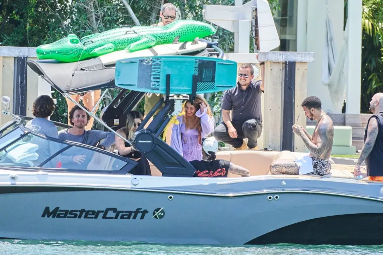 Shakira časa ne časi, viđena je kako se penje na jahtu Lewisa Hamiltona: Pogledajte kako su se zabavili