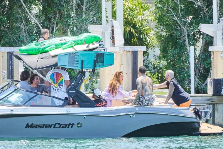 Shakira časa ne časi, viđena je kako se penje na jahtu Lewisa Hamiltona: Pogledajte kako su se zabavili