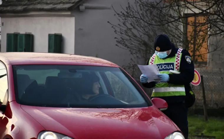 2. ODLAZAK/NEODLAZAK IZ GRADOVA

Krajem ožujka zabranjeno je i napuštanje mjesta prebivališta, a građani su za svoja opravdana putovanja (posao, odlazak k doktoru i slično) trebali imati propusnicu. One pak su se davale nekad bi se reklo &quot;dijelile kapom i šakom&quot;.
