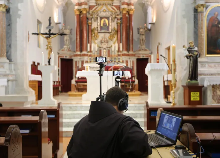 6. ODRŽAVANJE MISA 

Misna slavlja nisu se odvijala, a preporuka je bila da se sluša na radiju ili gleda na televiziji.