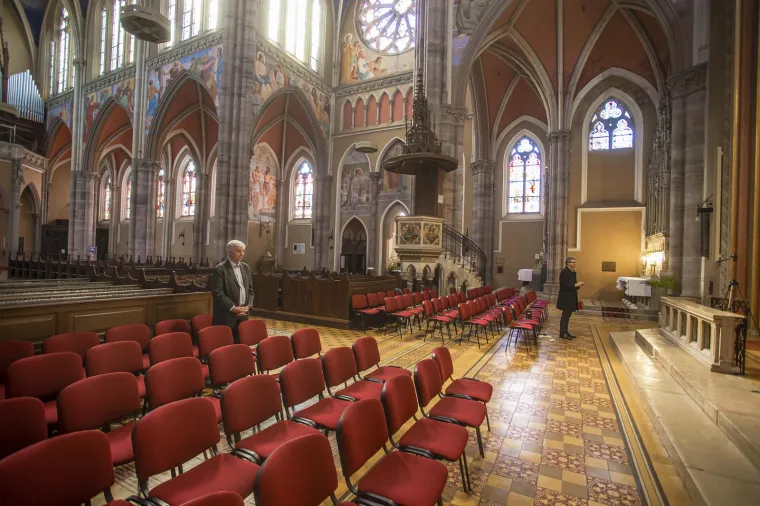 Ipak, vrlo brzo stiglo je odobrenje da se mise smiju održavati, ali hostija se više nije mogla primiti na usta, nego isključivo u ruku.