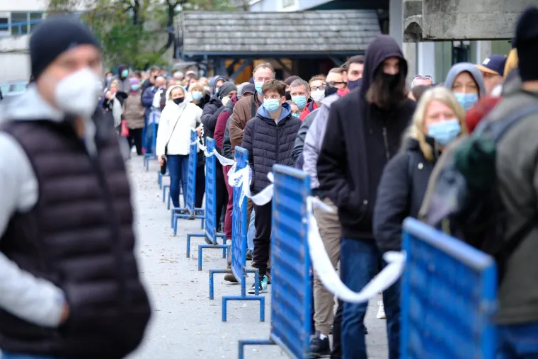 7. MASKE (NE)ŠTITE

Nakon početka epidemije građani masovno kreću u kupnju maski po uzoru na Kineze, pa dolazi do nestašica, tako da se izrađuju od platna i u kućnoj radinosti. Cijena maske odjednom odlazi u nebesa.