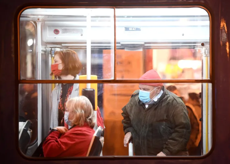 Ipak, član Stožera i šef HZJZ-a Krunoslav Capak javno izjavljuje da &quot;platnene maske ne štite, ali i da virus može čak proći i kroz kiruršku masku&quot;. Građani su ostali zbunjeni, ali neki se upravo tih istih maski drže i dan danas. U vrijeme pandemije čak su se kažnjavali i oni koji ih nisu nosili.
