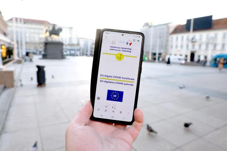 8. COVID POTVRDE

Uvele su se i COVID potvrde. Neki fakulteti puštali su na predavanje samo studente koji su ih imali, a izostanak s nastave zbog neposjedovanja COVID potvrde bio je istovjetan izostanku iz drugih razloga.