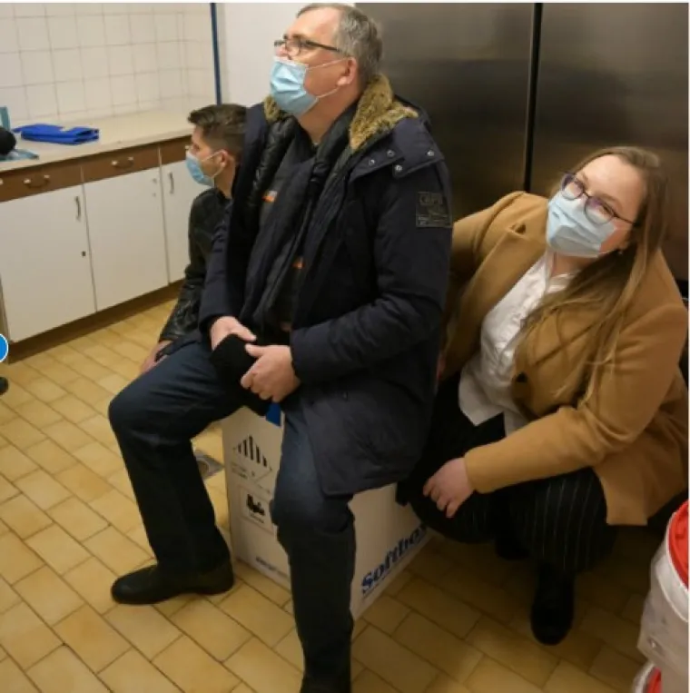 Sve je prokomentirao i Plenković, isti onaj koji je par mjeseci prije toga slavio na osvojenim izborima bez ikakve maske: "Gledajte. Imate u životu ono &scaron;to je bitno i ono &scaron;to je trivijalno. Ja znam da je bila subota, da je bio neradni dan. Imate puno ljudi koji nemaju &scaron;to drugo činit, pa ako to njima predstavlja zadovoljstvo bavit se nebitnim to je okej... Gospodin Capak i njegov tim zadnjih godinu dana odradili su ogroman posao", rekao je.