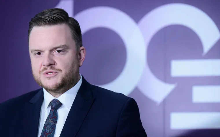 12. PRIMORAC PREKO REDA

Taman nakon &scaron;to je Marić dao ostavku, naslijedio ga je Marko Primorac za kojeg se već i prije pričalo u javnosti, a upravo zbog cijepljenja. On i njegova žena cijepili su se protiv koronavirusa i to preko reda te su njih dvoje ustvari bili među 14 osoba koje su to na Rebru učinile polovicom veljače 2021. godine, kako su otkrili mediji.