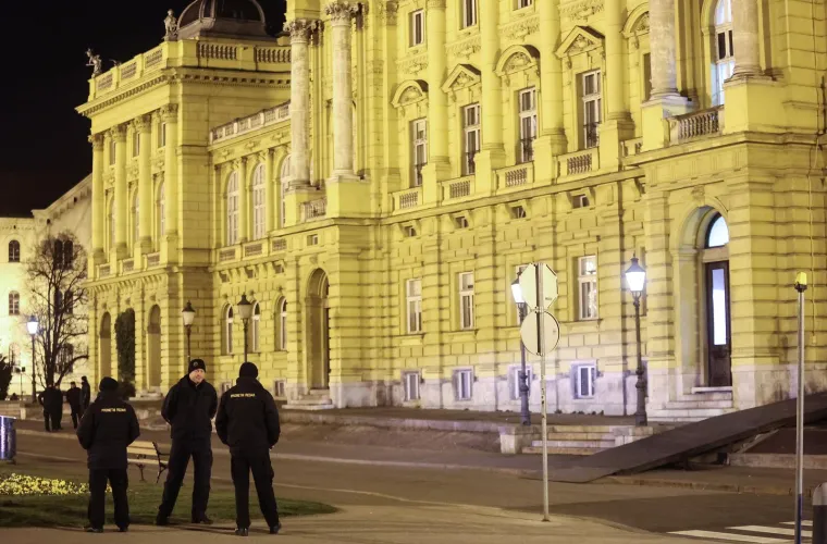 Ipak jednog dana ispred HNK pojavili su se prometni redari te upozorili sve da moraju održavati distancu i nositi maske.
