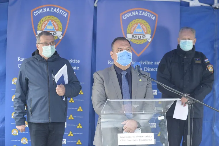 Ovi ljudi postali su nacionalni heroji. Svaki dan u 14 sati izvještavali su o novim brojkama koronavirusa u Republici Hrvatskoj, a svi su tada gledali u svoje mobitele i televizore te pratili ove napete press konferencije. A glavno pitanje bilo je - &quot;koliko danas?&quot;.