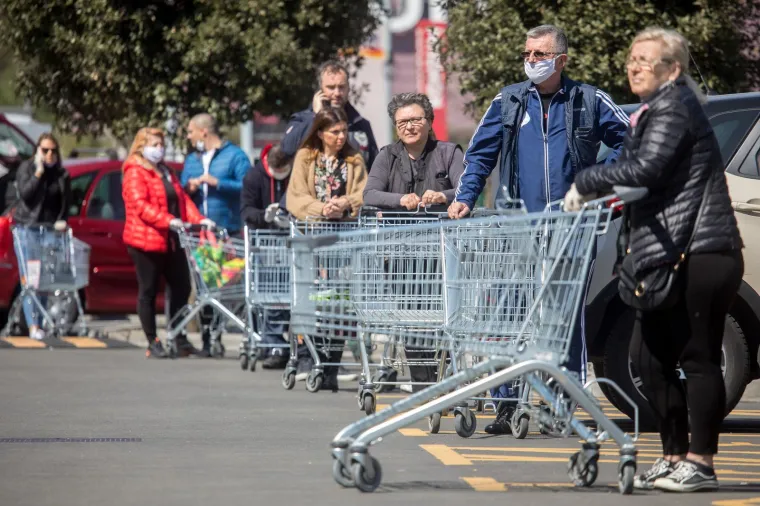 U trgovačke centre puštao se određeni broj kupaca zbog čega su građani morali čekati vani u redovima pridržavajući se mjera socijalne distance.