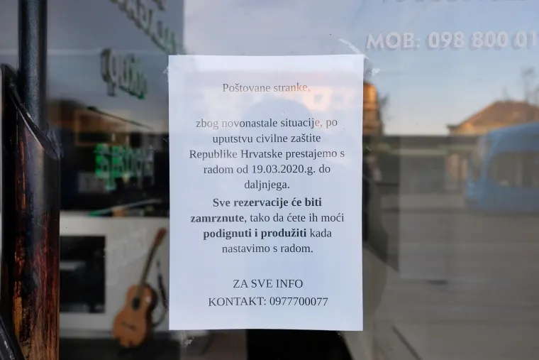 Mnoge su se trgovine zatvorile i nisu radile pa su se mogle pronaći ovakve poruke na vratima trgovina.