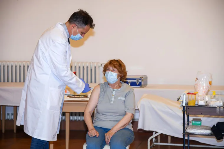 Odmah nakon što je primila cjepivo, kratko se obratila okupljenim predstavnicima medija.