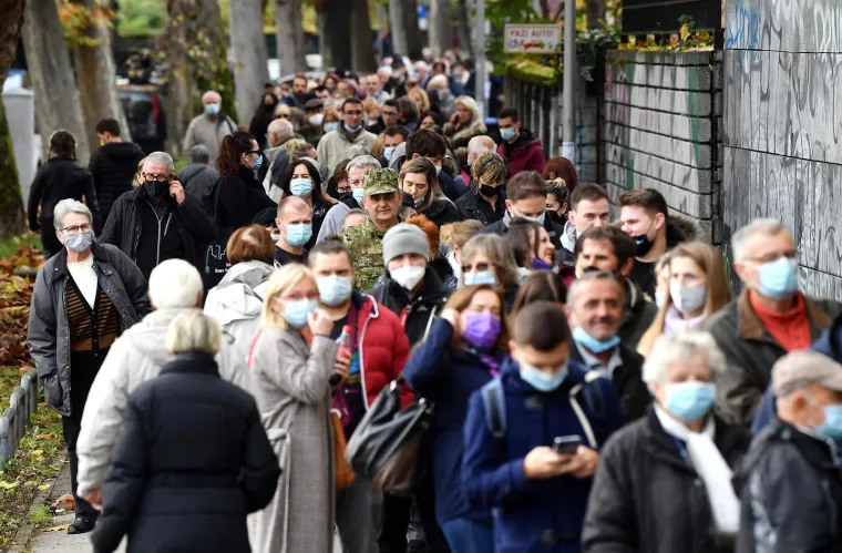 Stvarale su se velike gužve ispred Domova zdravlja i čekalo se nekoliko sati kako bi se ljudi cijepili.