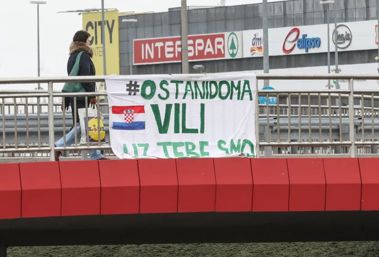 Članove nacionalnog stožera civilne zaštite gledali smo kao superheroje pa su svako malo osvanuli neki transparenti podrške: &quot;Vili, uz tebe smo&quot;.