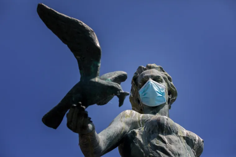 Maske su se stavljale svugdje, pa čak i na djevojku s galebom, koja je simbol Opatije.