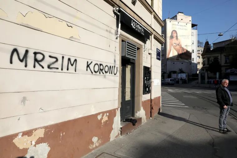 Osvanuli su i novi grafiti, a najpoznatiji je postao onaj u Draškovićevoj ulici: &apos;Mrzim koronu&apos;.