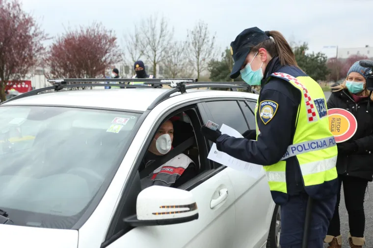 Policija je provjeravala valjanost e-propusnica, ali i jesu li oni zaraženi ostali doma. Jer ako su otišli van na zrak, automatski im se pisala kazna.
