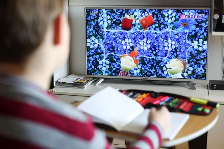 Učenici od prvog do četvrtog razreda osnovne &scaron;kole pratili su nastavu putem HRT-a gdje su za njih bili napravljeni posebni programi, a ostali učenici i studenti prebacili su se na online način praćenja nastave.