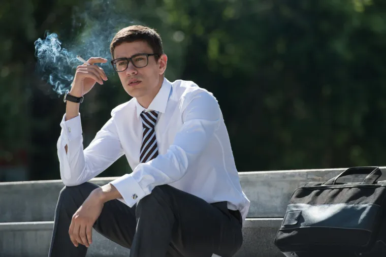 Postoje neke krvne bolesti kod kojih je povećani broj eritrocita, ali je i moguće da bolesnik puši. Kod pušača povećana je koncentracija ugljičnog monoksida (iz dima cigarete), plina koji okupira hemoglobin pa se ne može prenositi kisik. Odgovor organima je porast broja eritrocita (i hemoglobina) tako da je ponovo osigurana potreba količina kisika za stanice tijela. Smanjeni broj eritrocita naziva se anemija, a nastaje zbog gubitka krvi, poremećenog/nedostatnog stvaranja (nedostatak željeza, nedostatka folne kiseline i vitamina B12) ili pojačanog/ubrzanog raspadanja eritrocita.