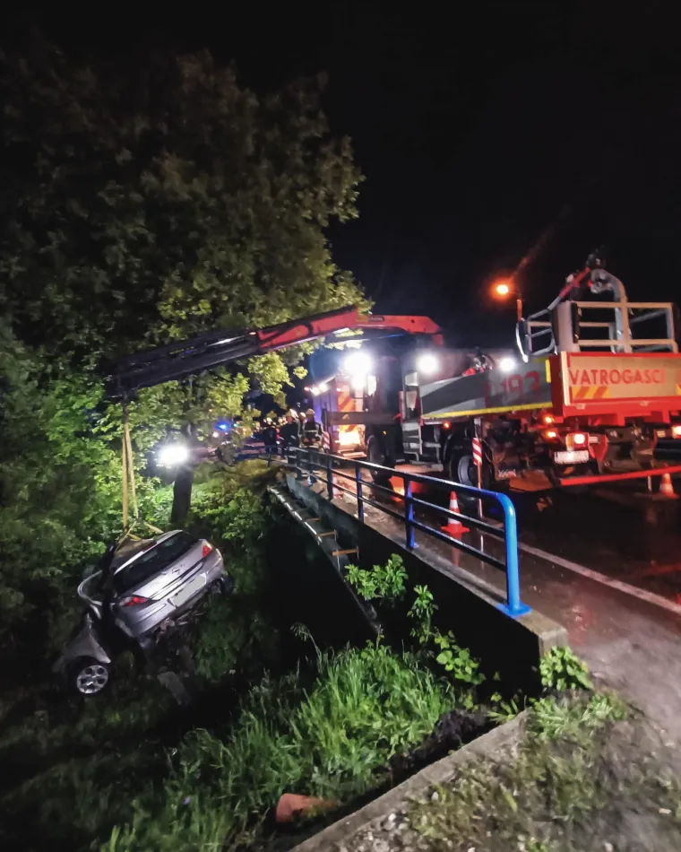 Ovo su strašni prizori potpuno smrskanog automobila u kojem je poginuo mladić (22) kod Jastrebarskog