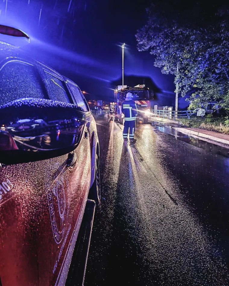 Ovo su strašni prizori potpuno smrskanog automobila u kojem je poginuo mladić (22) kod Jastrebarskog