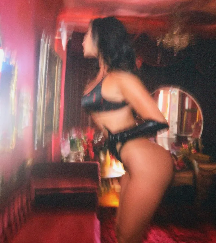 
Uz fotografije je Ivana stavila emotikone vatre i ljute papričice, a mi&scaron;ljenja su kao uvijek podijeljena. I dok su neki slavili njen izgled i fizičke atribute, drugi su komentirali kako je njenih pet minuta slave uskoro gotovo, pa je vrijeme za ne&scaron;to "novo", a spominjala se i pornografija u komentarima. U galeriji pogledajte fatalnu crnku u izdanju koje ostavlja bez teksta...