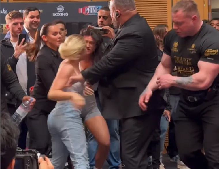 Seksi tučnjava na presici: Vruću boksačicu napala konkurentica s OnlyFansa, za&scaron;titari ih morali razdvajati