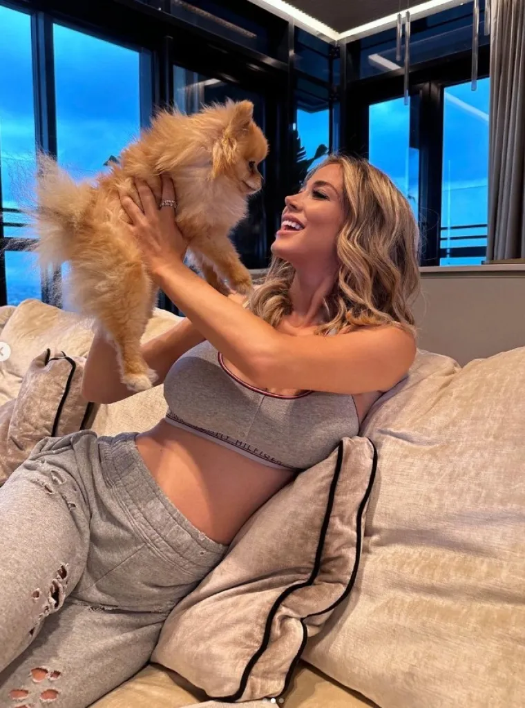 Diletta Leotta pokazala kako se opušta, objavila fotku na kojoj je njen ljubimac oblizuje dok se ona zadovoljno smiješi