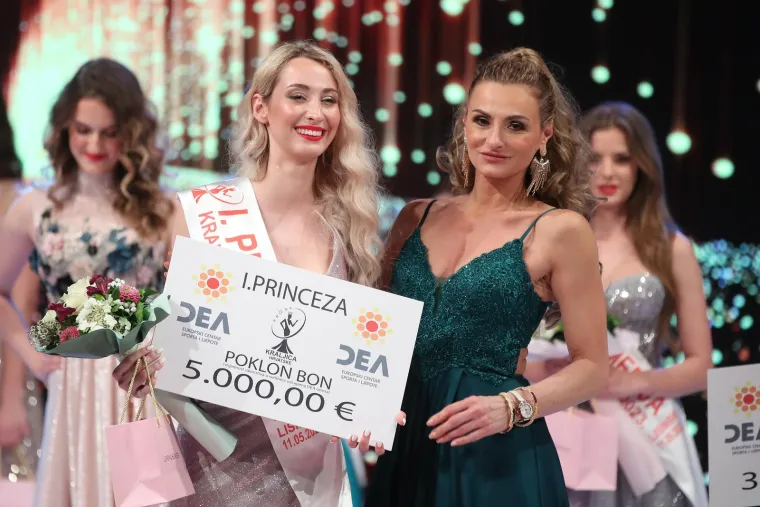 Doris Pinčić zasjenila manekenke na izboru ljepote: Kričavom haljinom posebno je istaknula trudnički trbuščić