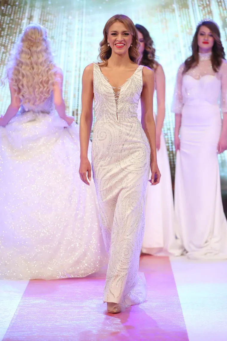 Doris Pinčić zasjenila manekenke na izboru ljepote: Kričavom haljinom posebno je istaknula trudnički trbu&scaron;čić