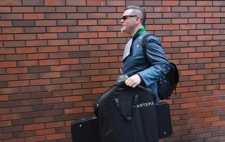 &quot;Drže nas tamo po cijeli dan. Takav je program svih finalista. Dosta je naporno&quot;, požalili su se.
Kad su za polufinalnu večer imali prvu probu, iz Arene su izašli tek u jedan ujutro, a tad se pripremalo 15 zemalja. Sad ih je u finalu 26.