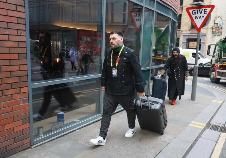 &quot;Kad uđu u Arenu prvo se moraju naručiti za frizuru i šminku. Šminkere čekaju u svom backstageu. Kad su spremni i kad dođu na red izlaze na pozornicu. Nakon toga se nastup komentira i eventualno mijenjaju stvari koje nisu okej bile&quot;, otkrivaju dečki.