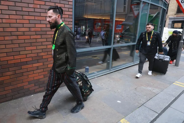 
&quot;Na probi je divna atmosfera i svi se osjećaju ugodno. Baš se trude da su svi &apos;kao doma&apos;. Koliko je naporno, toliko je opet lakše jer svi žele da nam sve ovo ostane u lijepom sjećanju i prođe što bezbolnije za sve&quot;, zaključuju momci iz Leta 3, koji u subotu nastupaju pretposljednji.