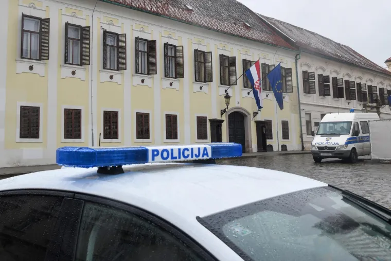 Duge cijevi pred Banskim dvorima: Ovako izgleda Markov trg nakon prijetnje premijeru i Vladi
