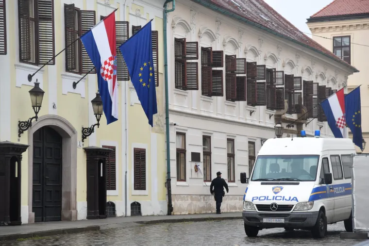 Duge cijevi pred Banskim dvorima: Ovako izgleda Markov trg nakon prijetnje premijeru i Vladi
