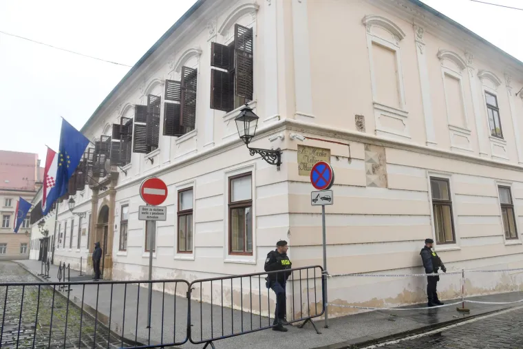 Duge cijevi pred Banskim dvorima: Ovako izgleda Markov trg nakon prijetnje premijeru i Vladi