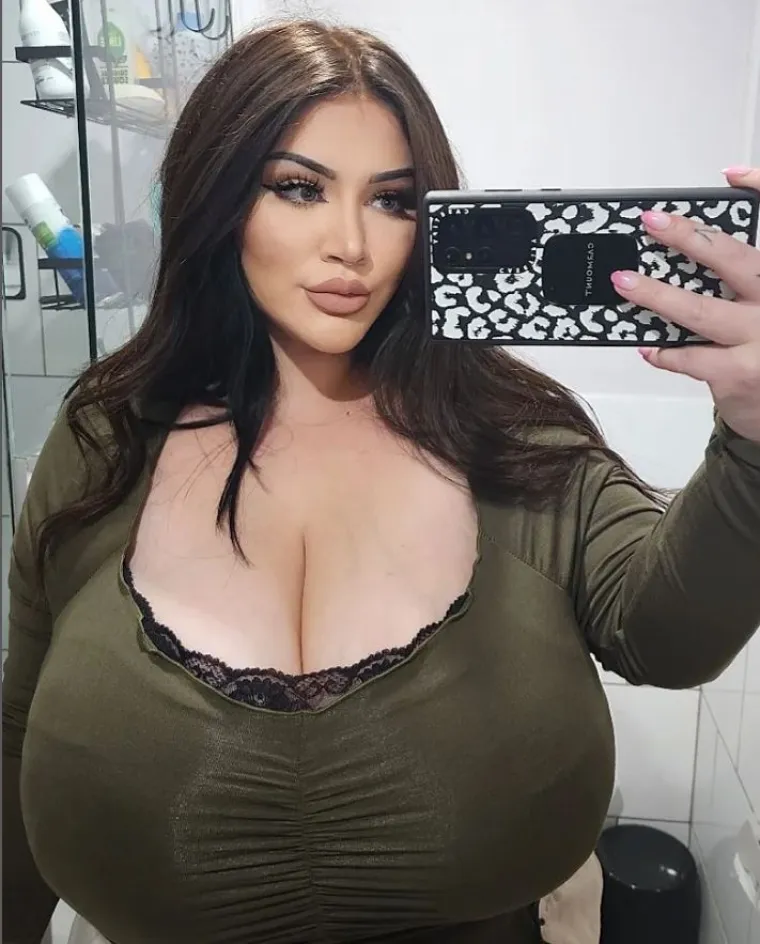 Ekstremno masivne grudi lansirale su je u 18+ biznis: 'Zbog bolesti su nabujale za &scaron;est brojeva, a onda sam prelomila...'