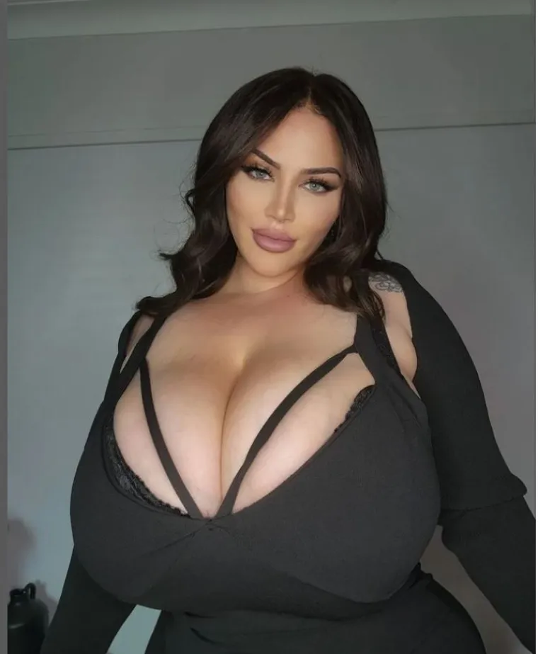 Ekstremno masivne grudi lansirale su je u 18+ biznis: 'Zbog bolesti su nabujale za &scaron;est brojeva, a onda sam prelomila...'