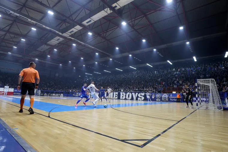 Bi&scaron;ćan, &Scaron;imić i &Scaron;okota na utakmicu Futsal Dinama spremno pozirali uz biv&scaron;eg direktora Plavih iz doba Mamića