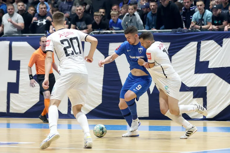 Bi&scaron;ćan, &Scaron;imić i &Scaron;okota na utakmicu Futsal Dinama spremno pozirali uz biv&scaron;eg direktora Plavih iz doba Mamića