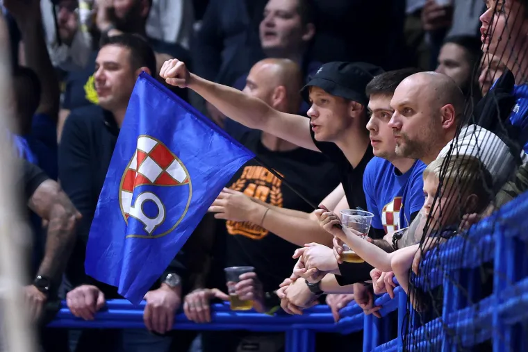 Bi&scaron;ćan, &Scaron;imić i &Scaron;okota na utakmicu Futsal Dinama spremno pozirali uz biv&scaron;eg direktora Plavih iz doba Mamića