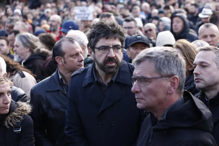 Promet na autocesti Beograd-Zagreb i Beograd-Ni&scaron; zaustavljen je kada je kolona duga oko dva kilometra stigla do velikog raskrižja Gazele. Blokirana je i većina prometica u sredi&scaron;tu glavnog grada Srbije.