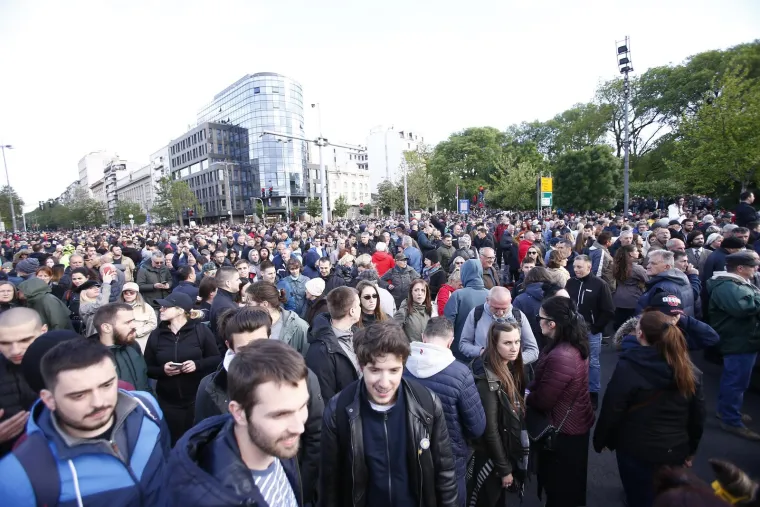 To je drugi mirni prosvjed pod nazivom "Srbija protiv nasilja" ovoga tjedna nakon &scaron;to je početkom mjeseca u dvijema pucnjavama ubijeno 17 i ranjena 21 osoba. 